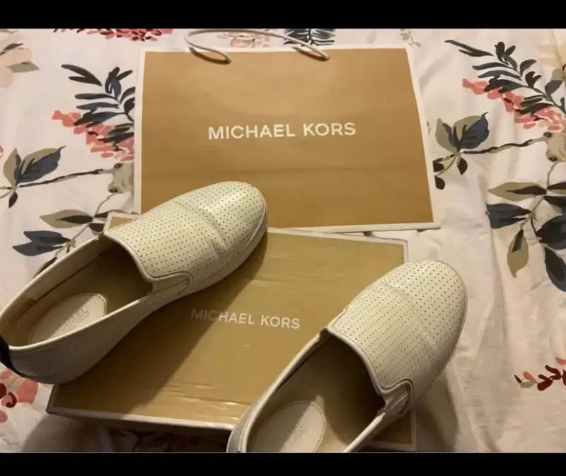 Zapatillas blancas Michael Kors con diseño perforado - 2