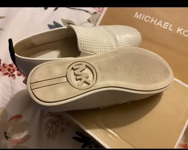 Zapatillas blancas Michael Kors con diseño perforado - 3