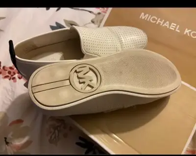 Zapatillas blancas Michael Kors con diseño perforado - miniatura 3