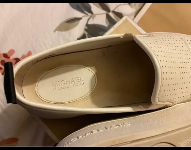 Zapatillas blancas Michael Kors con diseño perforado - 4