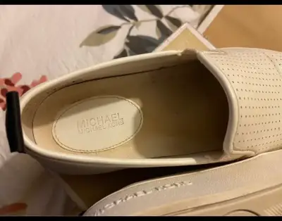 Zapatillas blancas Michael Kors con diseño perforado - miniatura 4