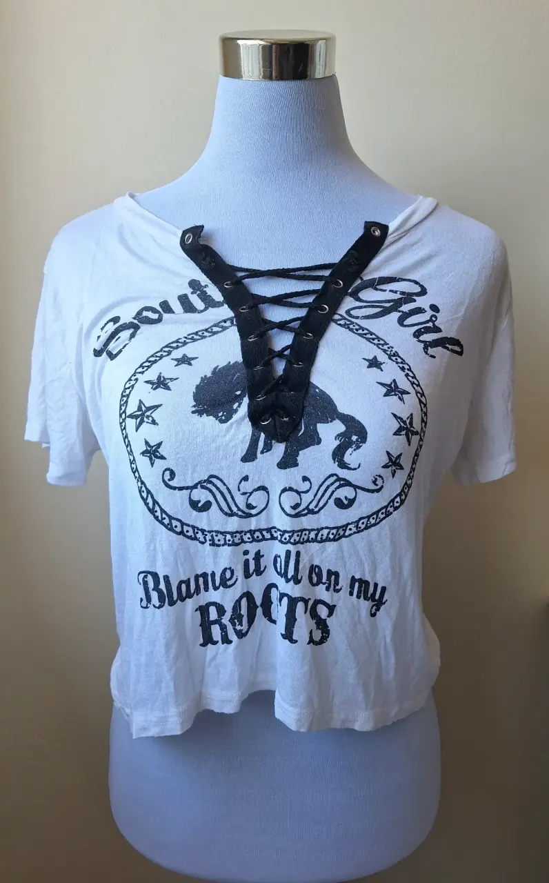 Polera blanca con diseño de lazo y estampado