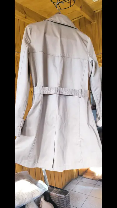 Abrigo trench beige para mujer - miniatura 2