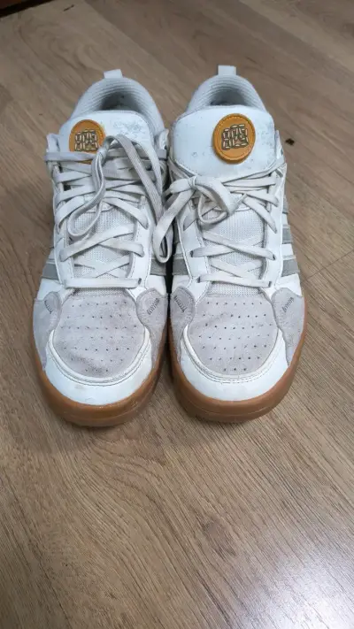 Zapatillas deportivas blancas con detalles grises - miniatura 1