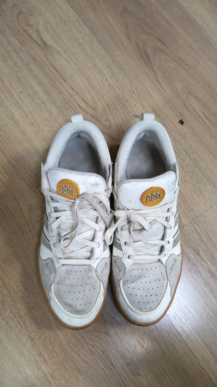 Zapatillas deportivas blancas con detalles grises - 2