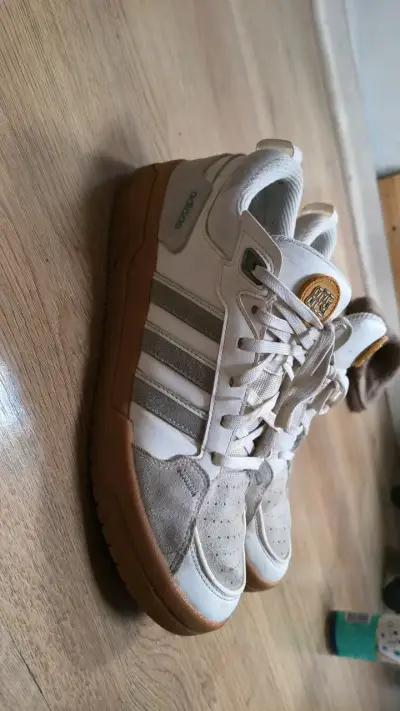 Zapatillas deportivas blancas con detalles grises - miniatura 3