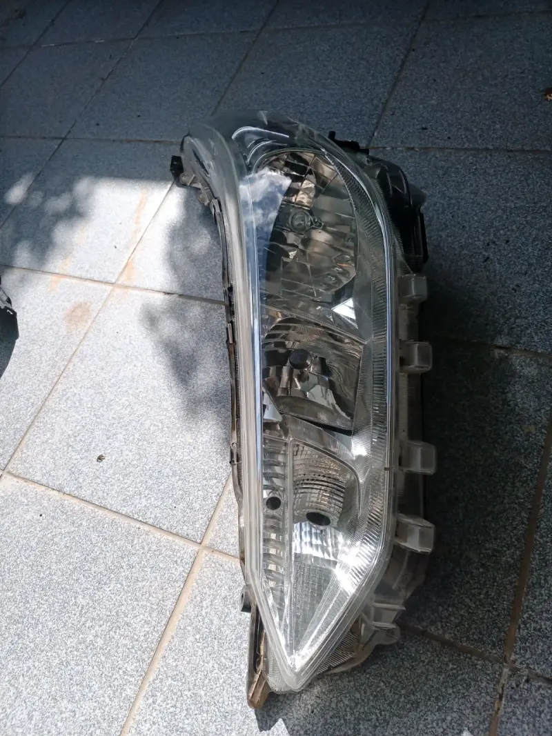 Faro delantero derecho para Toyota Yaris - 1