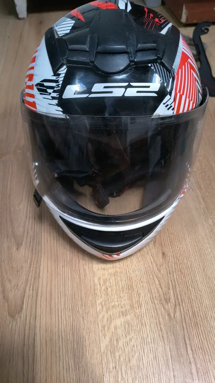 Casco de moto LS2 integral con diseño gráfico - 1