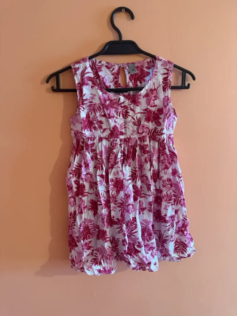 Vestido floral sin mangas para niña