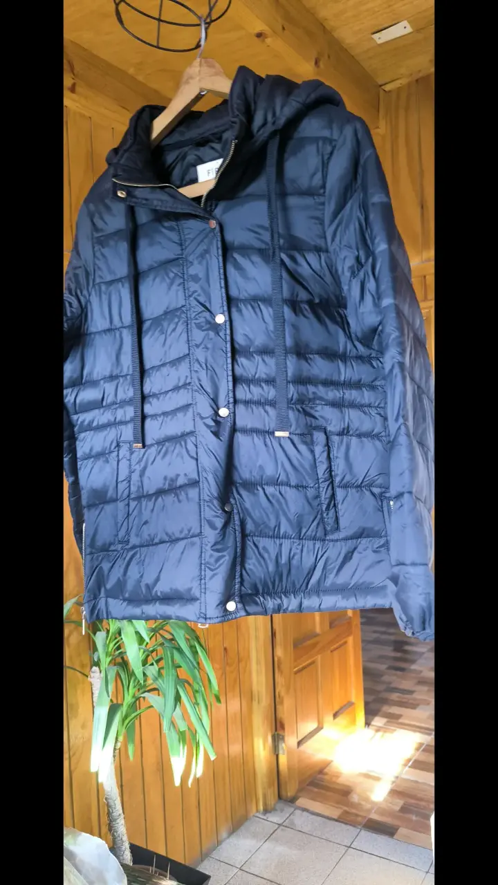Chaqueta acolchada negra con capucha para mujer - 1