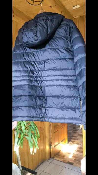 Chaqueta acolchada negra con capucha para mujer - miniatura 2