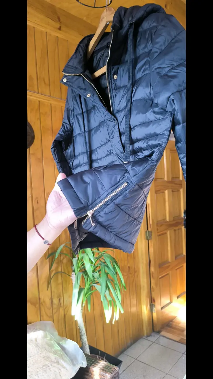 Chaqueta acolchada negra con capucha para mujer - 3