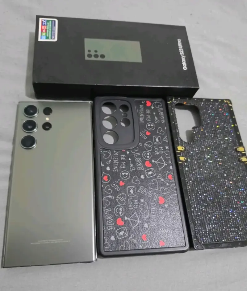 Smartphone Samsung Galaxy S23 Ultra con funda - 2