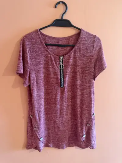 Polera con cierre decorativo - miniatura 1