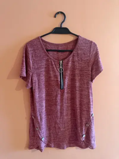 Polera con cierre decorativo - miniatura 2