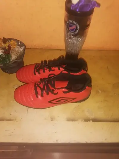 Zapatillas de fútbol Umbro rojas para hombre - miniatura 6