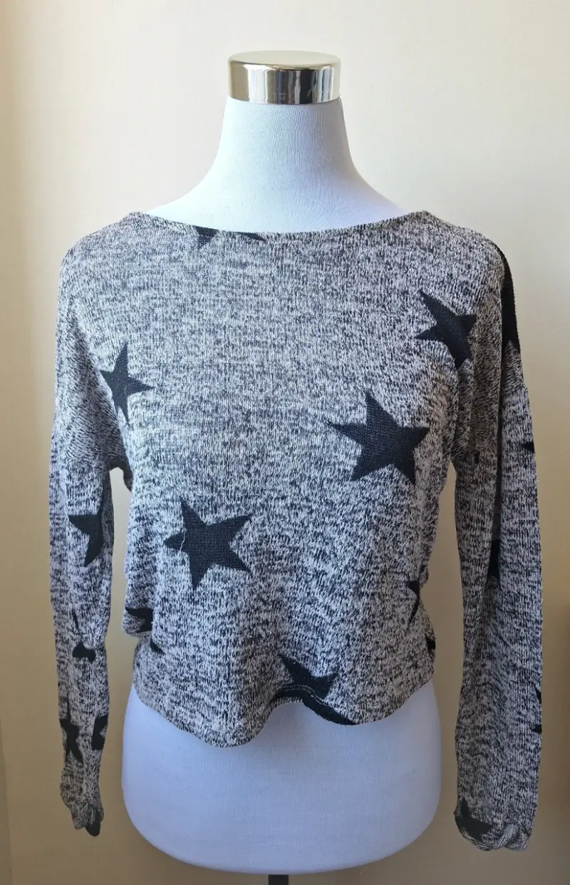 Suéter gris con estrellas para mujer