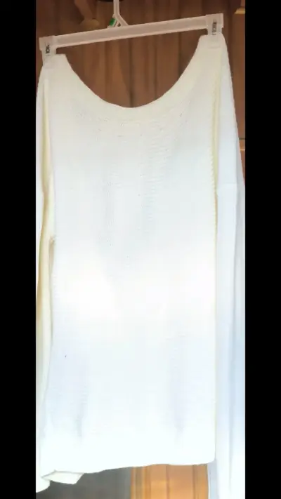 Suéter blanco de punto para mujer - miniatura 2