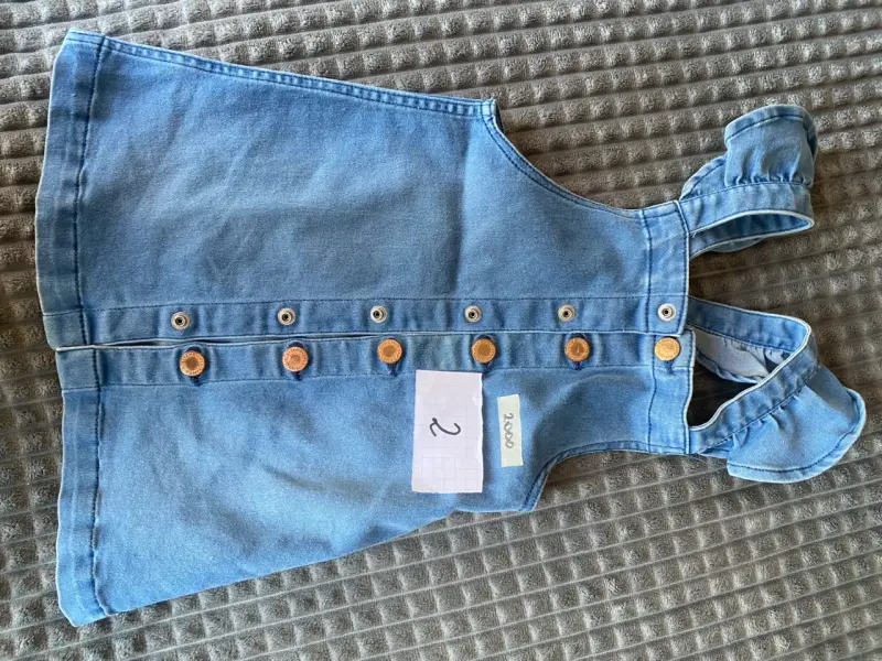 Vestido de mezclilla para niña con botones