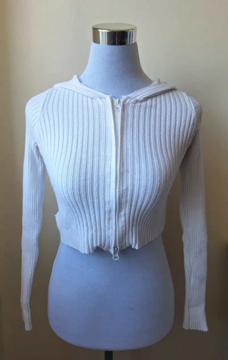Chaqueta tipo croptop blanco con cierre