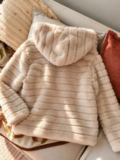 Peludo blanco invierno con capucha para mujer - miniatura 2