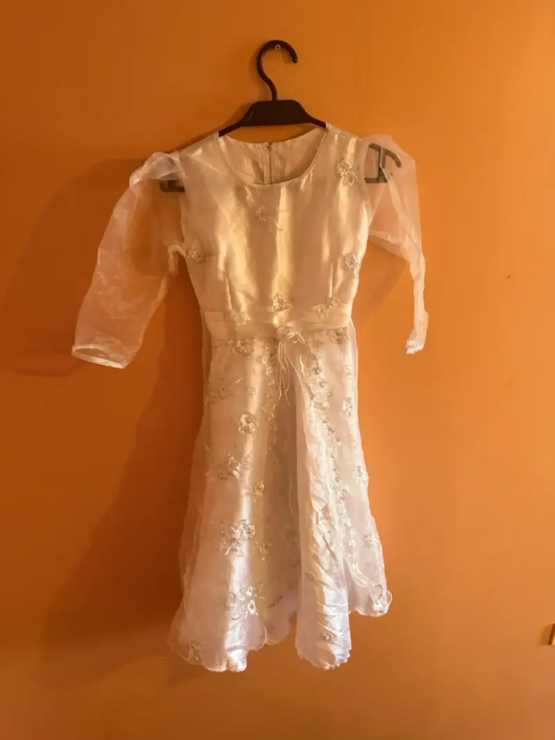 Vestido de comunión blanco con encaje floral