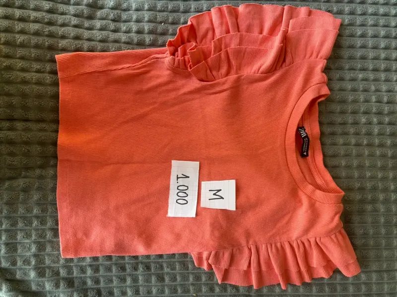 Polera coral con volantes talla M