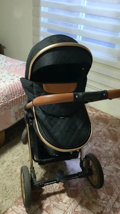 Coche de bebé negro con detalles dorados - miniatura 1