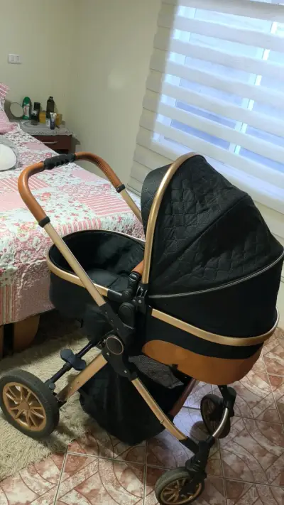 Coche de bebé negro con detalles dorados - miniatura 2