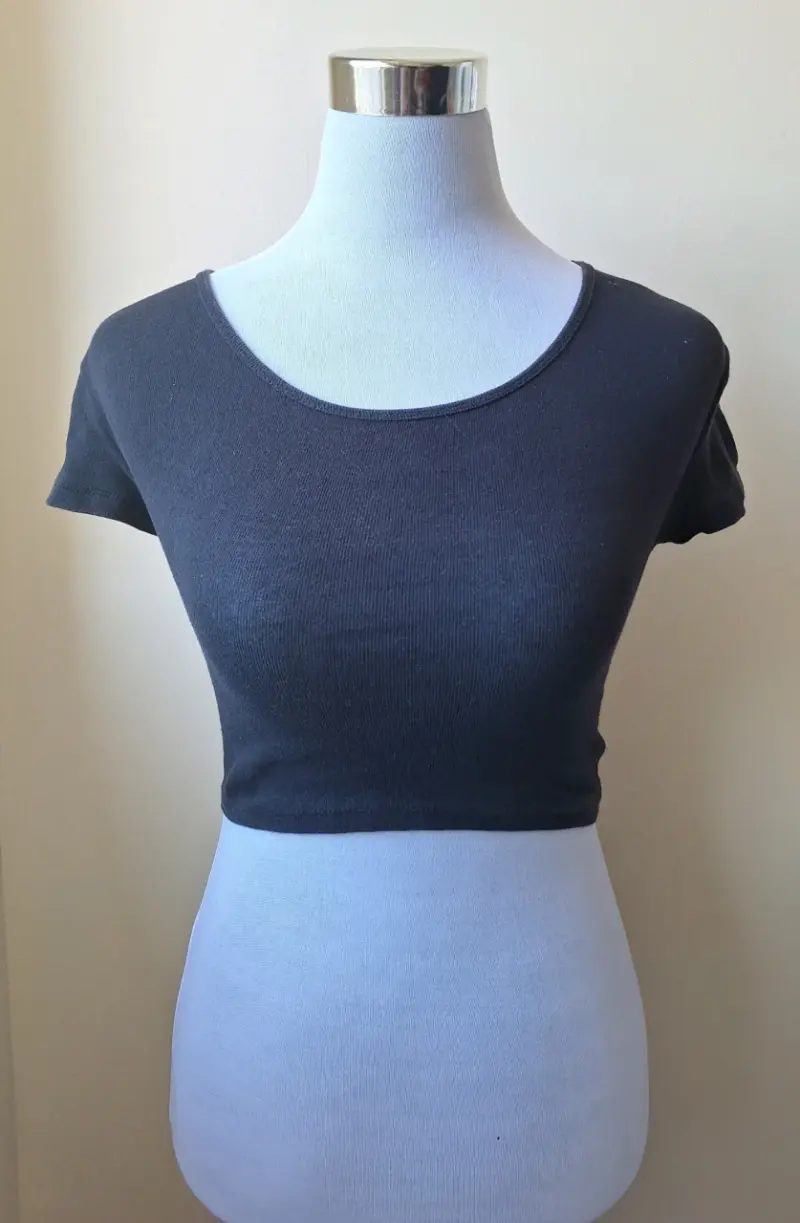 Polera corta negra con diseño de espalda abierta - 1
