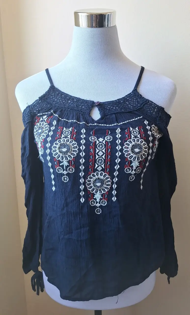 Blusa azul con bordado floral - 1