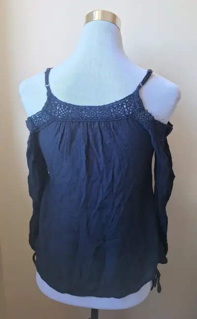 Blusa azul con bordado floral - miniatura 2