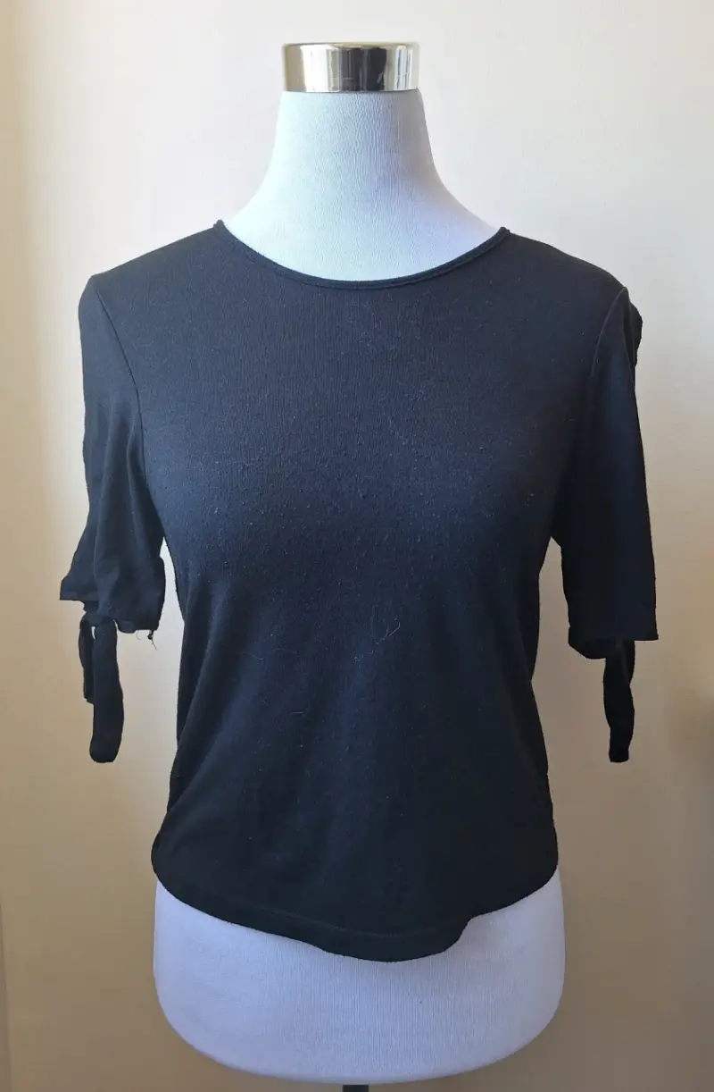 Polera negra con lazo en mangas mujer
