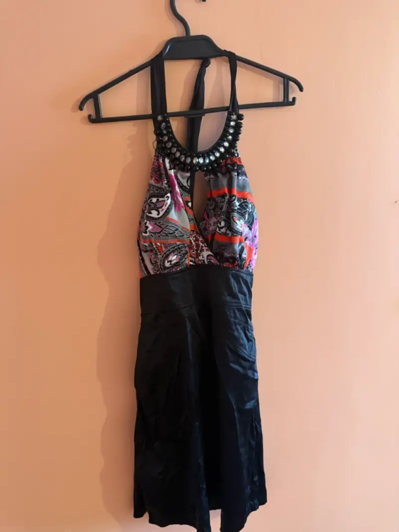 Vestido estampado con detalles de perlas