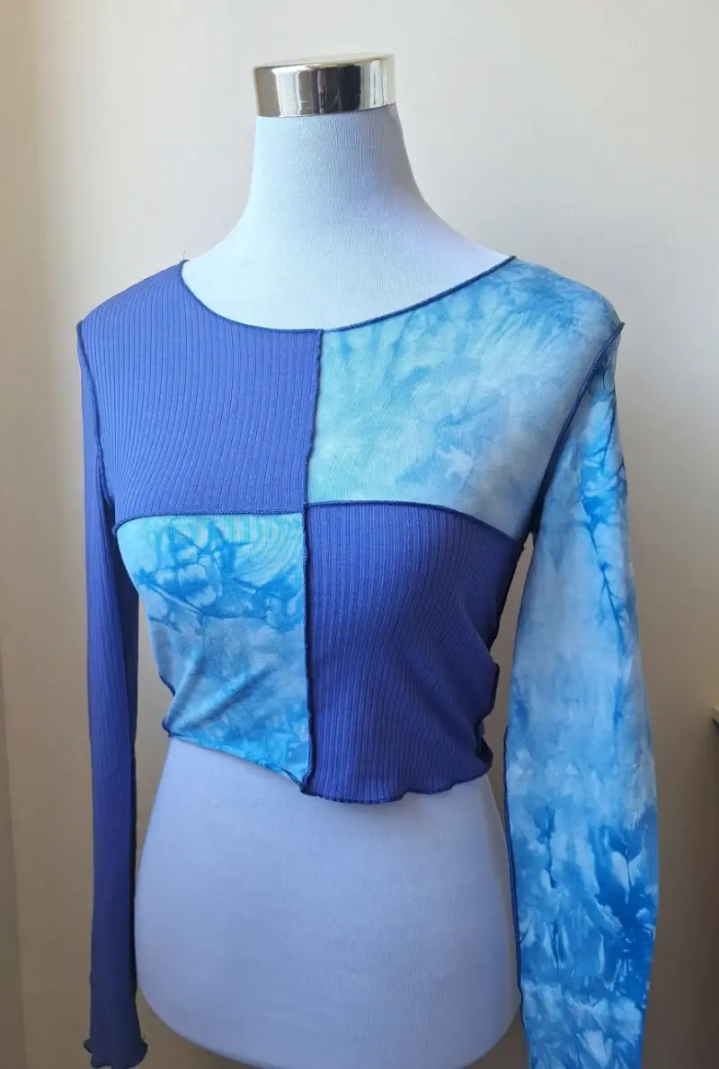 Top manga larga azul con diseño patchwork - 1