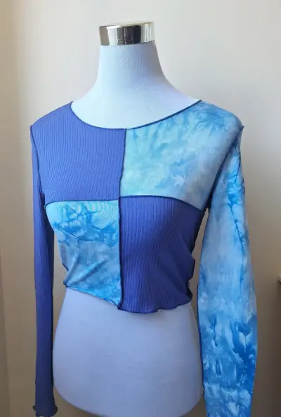 Top manga larga azul con diseño patchwork - miniatura 1