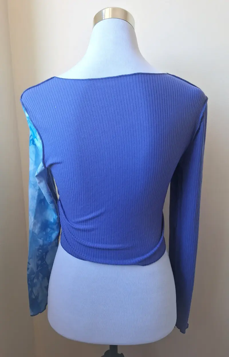 Top manga larga azul con diseño patchwork - 2