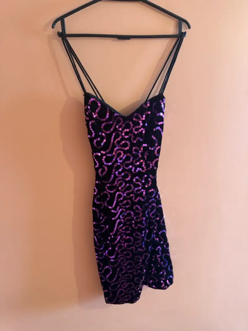 Vestido corto de lentejuelas morado