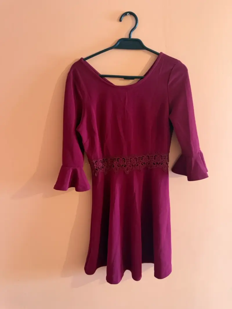 Vestido burdeos con encaje y mangas acampanadas