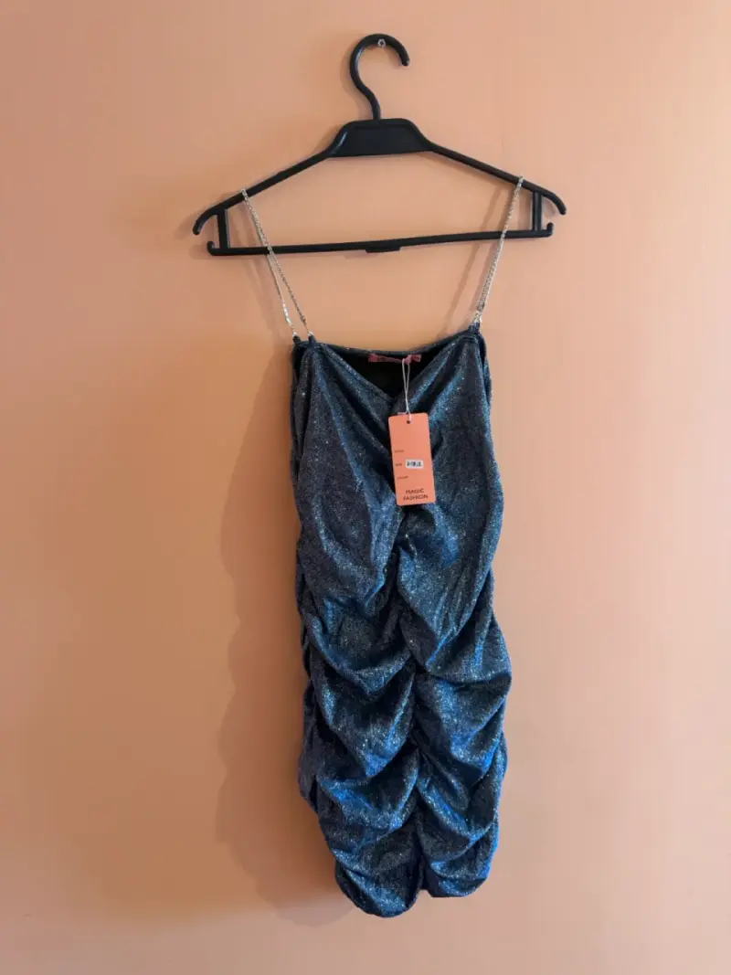 Vestido corto brillante con tirantes