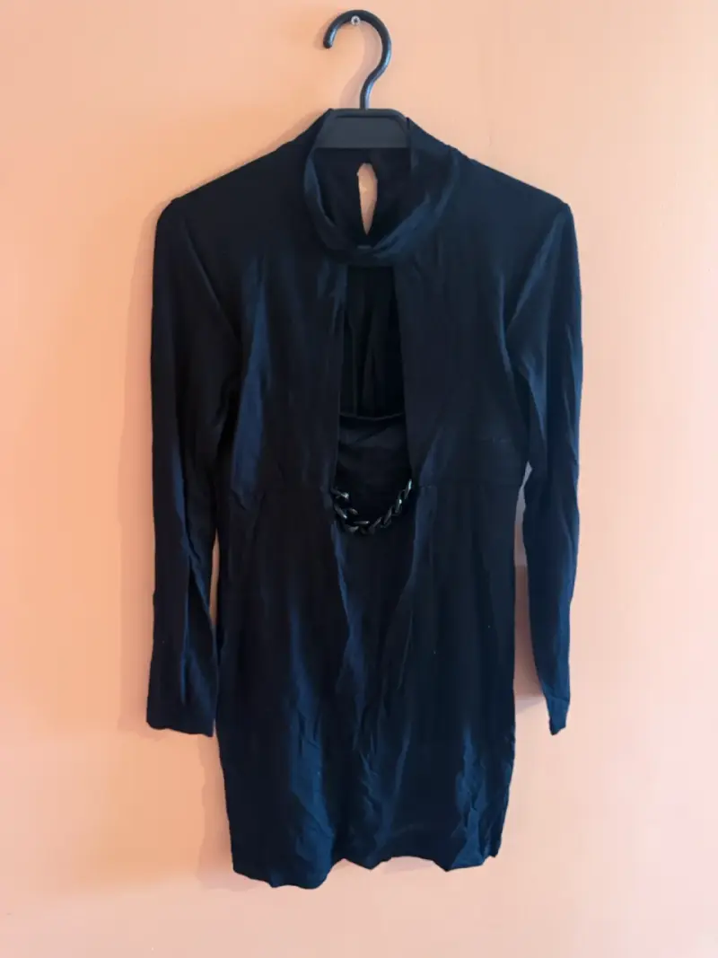 Vestido negro con diseño de cadena