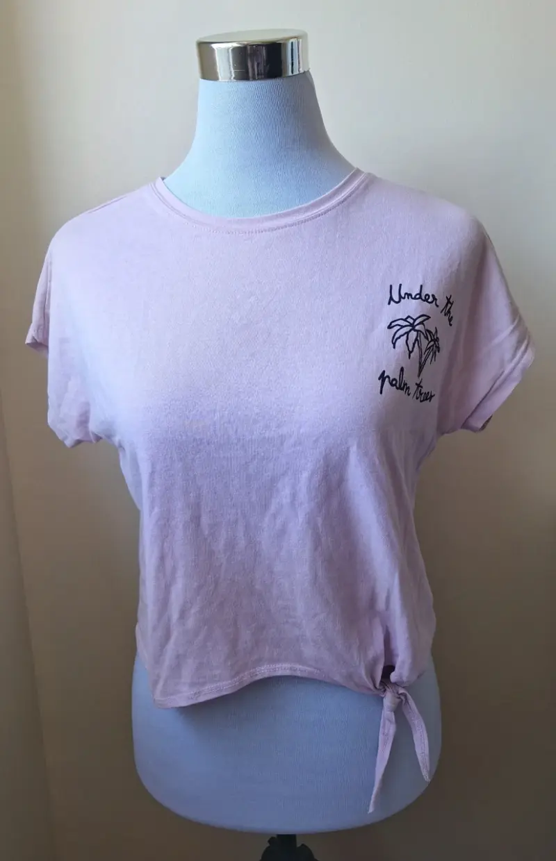Polera lila con diseño de palmeras
