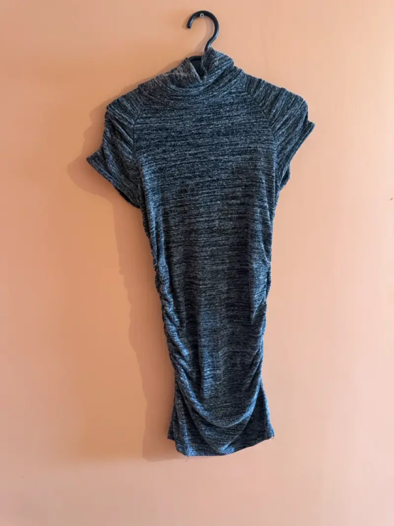 Vestido gris de cuello alto para mujer