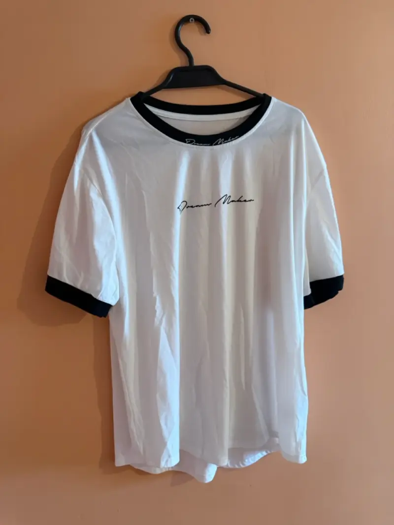 Polera blanca con detalles negros Dream Maker