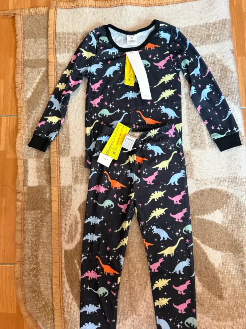 Pijama infantil con estampado de dinosaurios