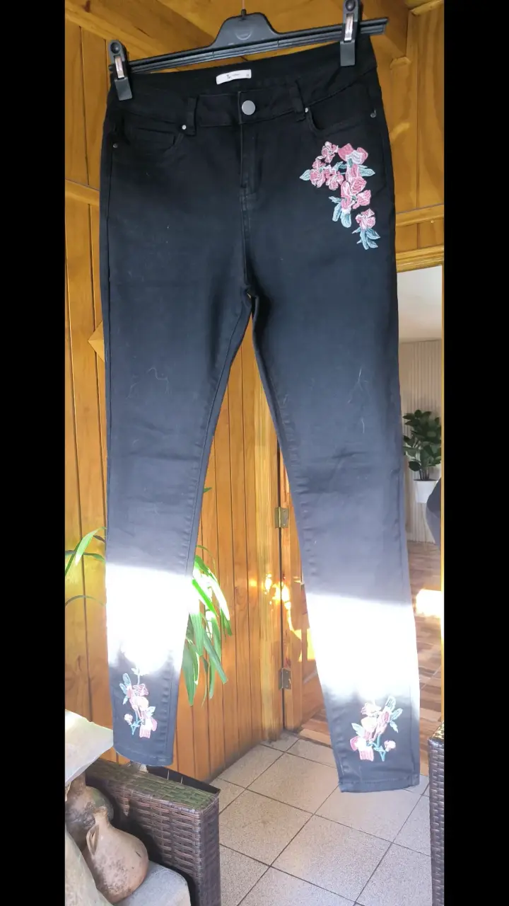 Jeans negros con bordado floral para mujer - 1