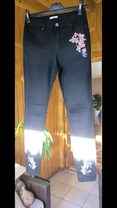 Jeans negros con bordado floral para mujer - miniatura 1