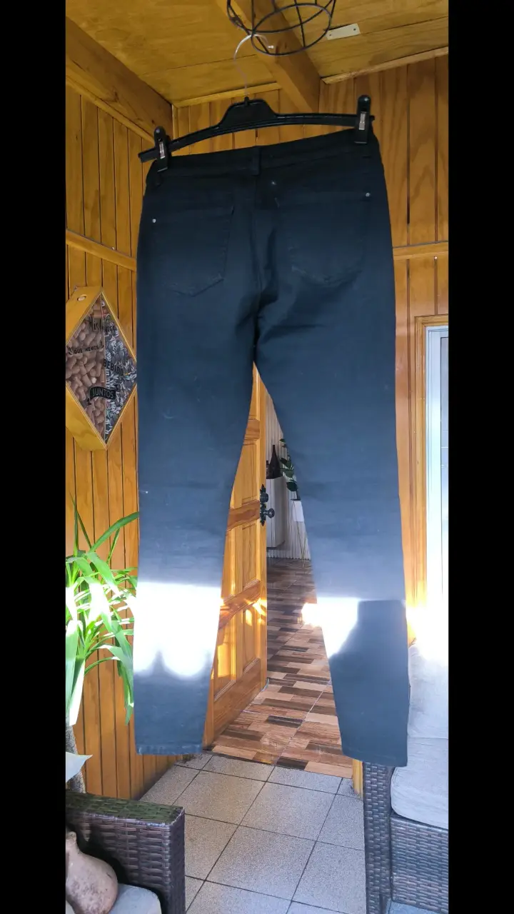 Jeans negros con bordado floral para mujer - 2