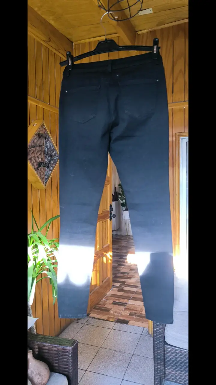 Jeans negros con bordado floral para mujer - 3