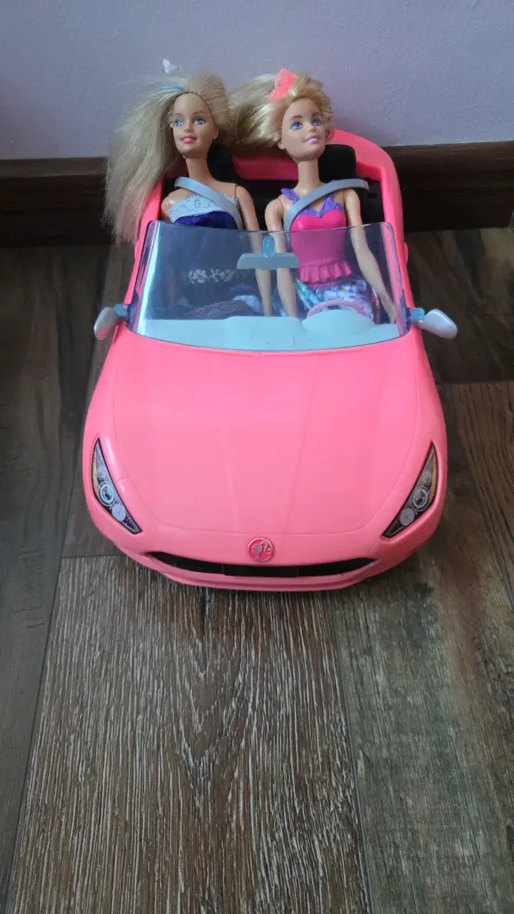 Auto convertible de juguete con muñecas
